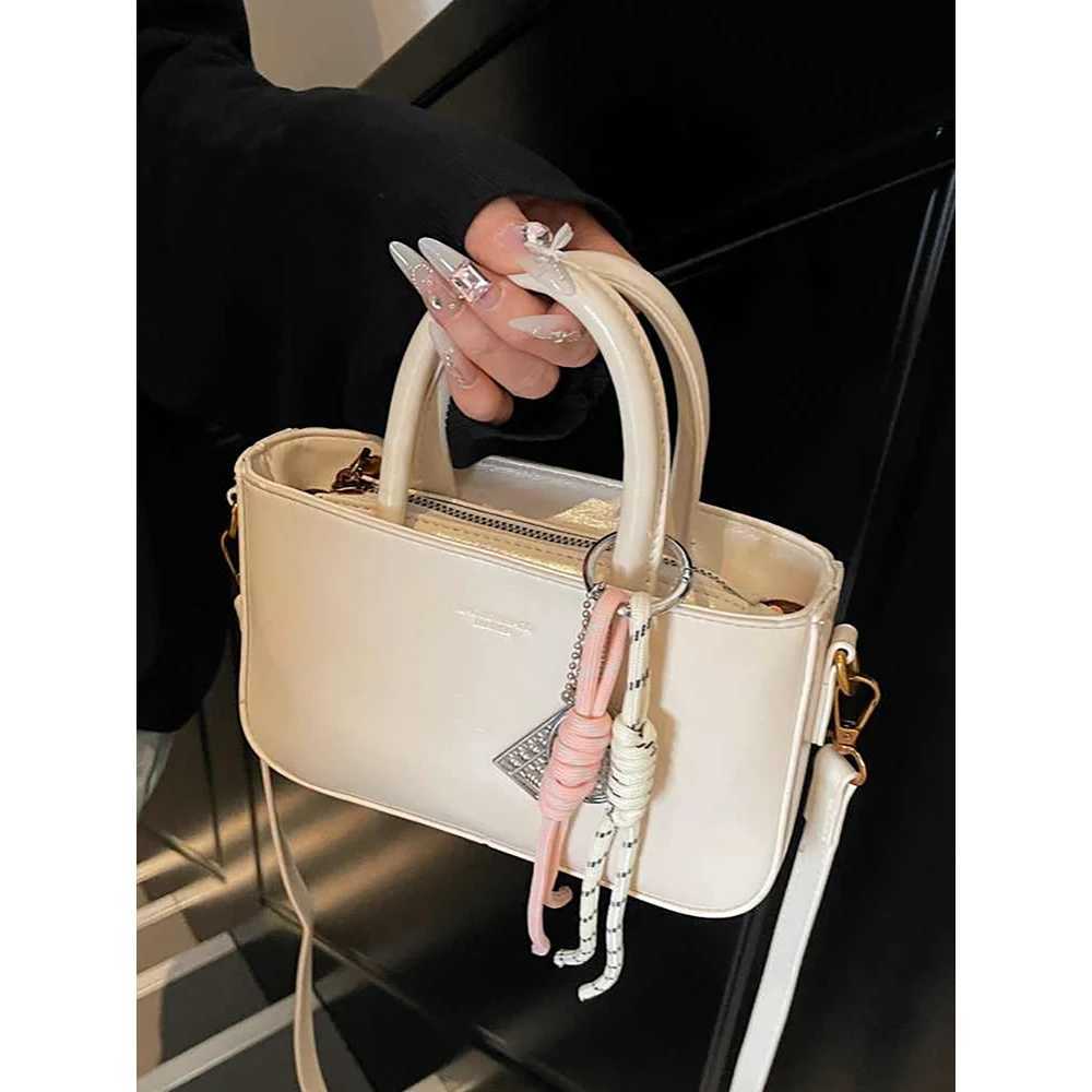 Luxury Bury Handbags for Wen 2025 New Designer Lady Top-handle Single Shoder Bags with Pendant Versatile Crossbody Pack Z250318