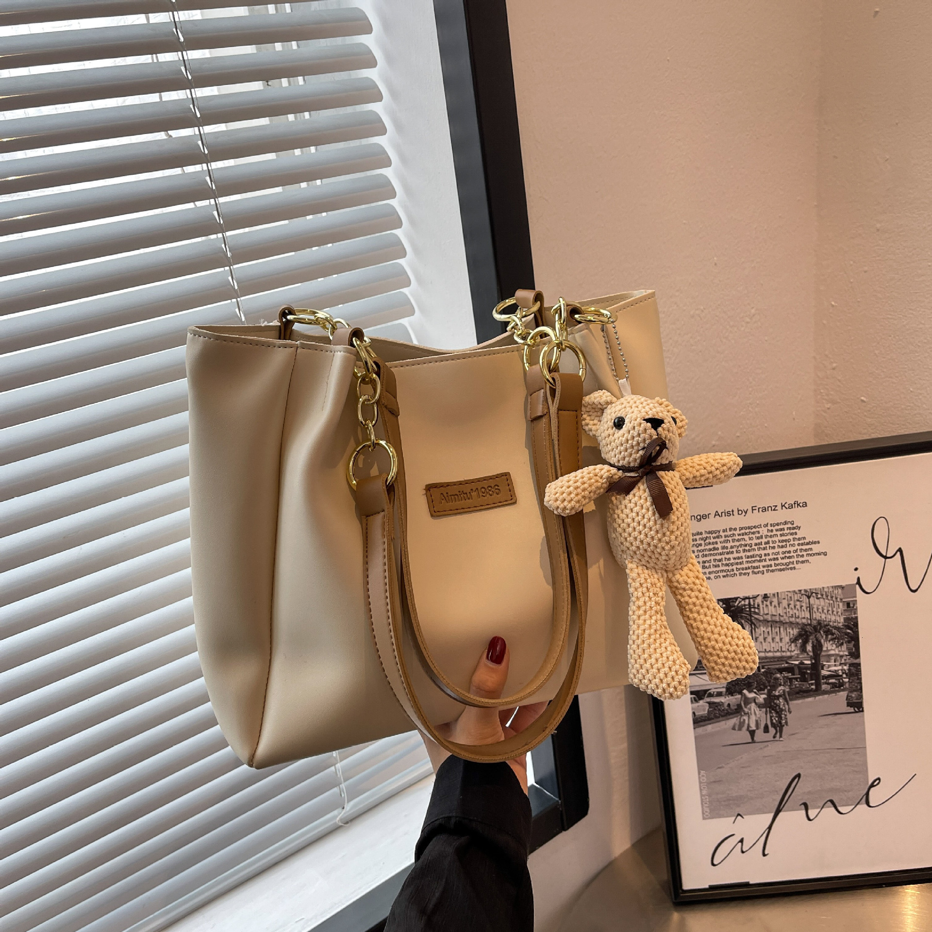 Amy Rabbit Women's 2025 Early Spring New Fashion Large Capacity Contrast Color Simple Multi Functional Cute Designer Handbag
