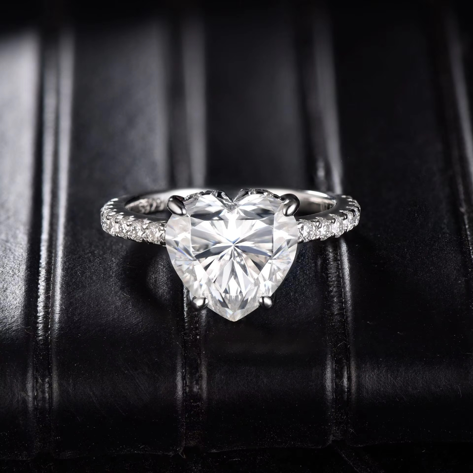 Ruizuan Fashion Jewelry Heart Shaped 3.5 Carats 925 Sterling Silver Moissanite Ring