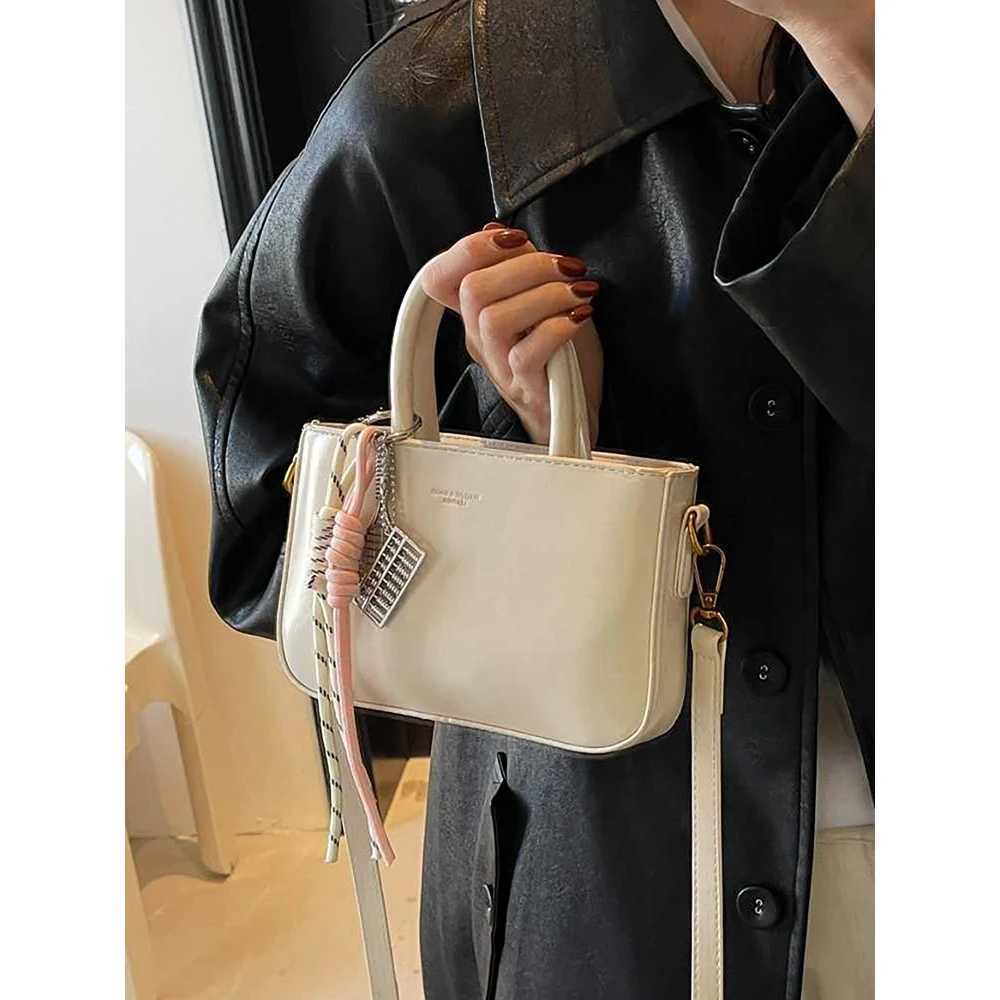 Luxury Bury Handbags for Wen 2025 New Designer Lady Top-handle Single Shoder Bags with Pendant Versatile Crossbody Pack Z250318