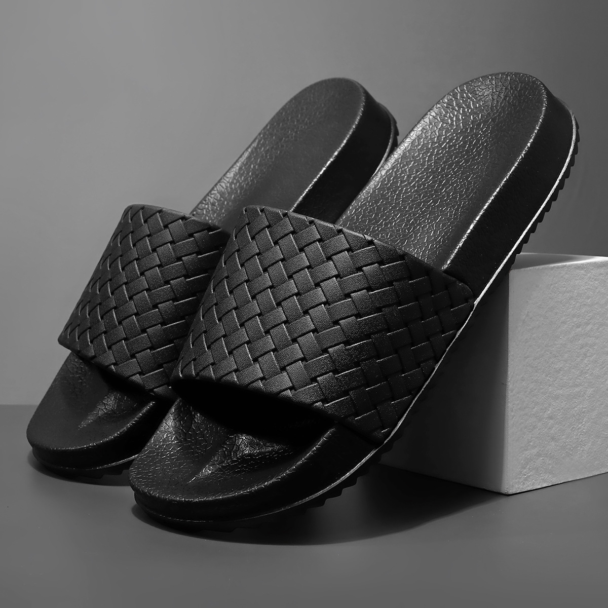 2025 New Summer Slippers Fashion Sports Woven Slippers Integrated Anti Slip Simple Thick Bottom Design Men's Cool Slippers 38-49 Large
