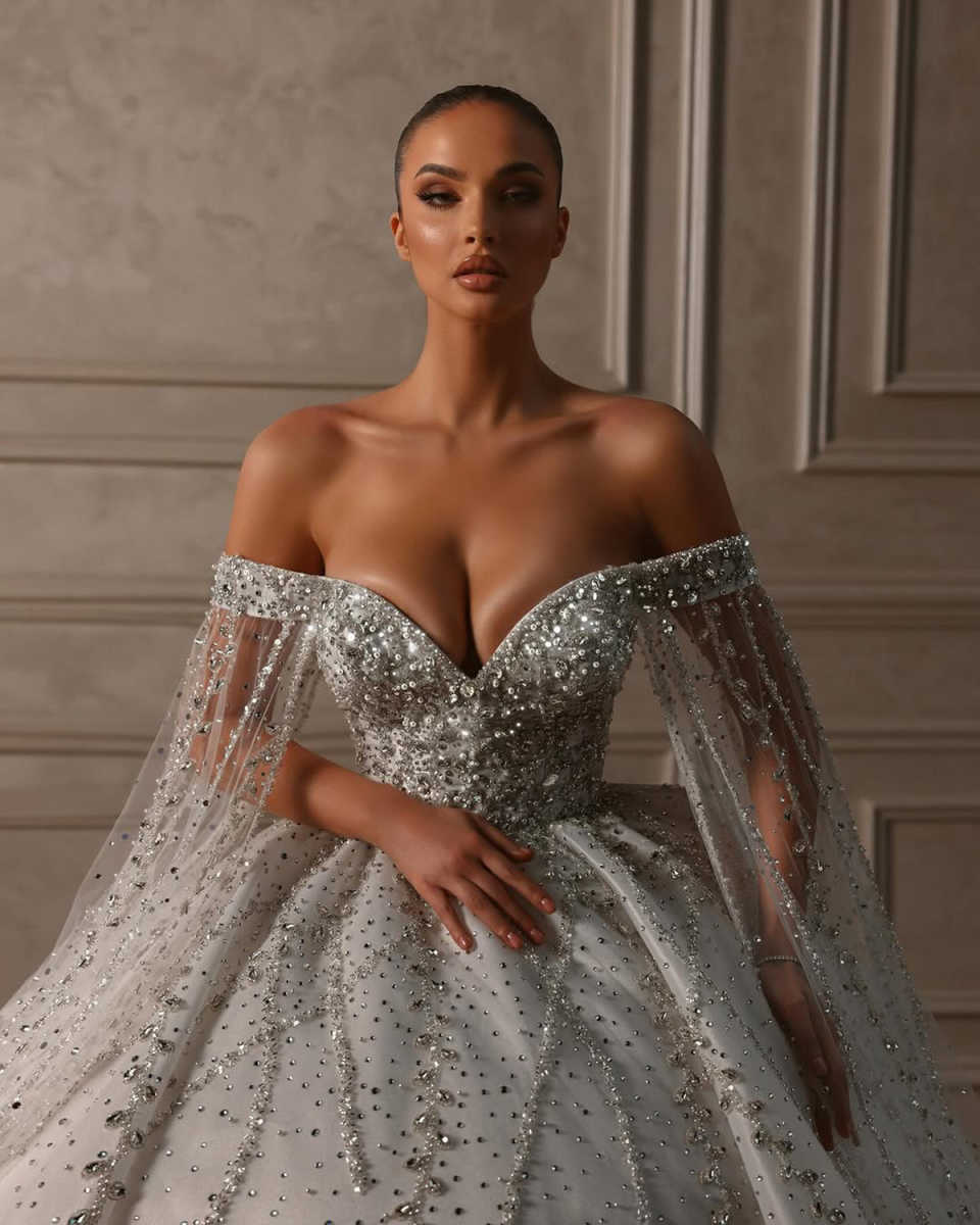 Royal Ball Gown Wedding Dress Beaded Pearls V Neck Bride Gowns Gorgeous Sequined Sweep Train Bridal Dresses Customized