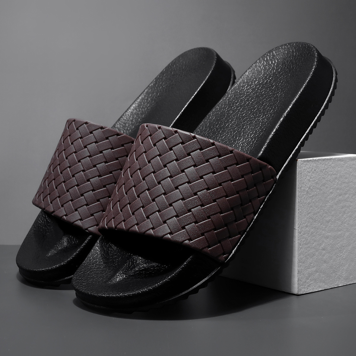 2025 New Summer Slippers Fashion Sports Woven Slippers Integrated Anti Slip Simple Thick Bottom Design Men's Cool Slippers 38-49 Large