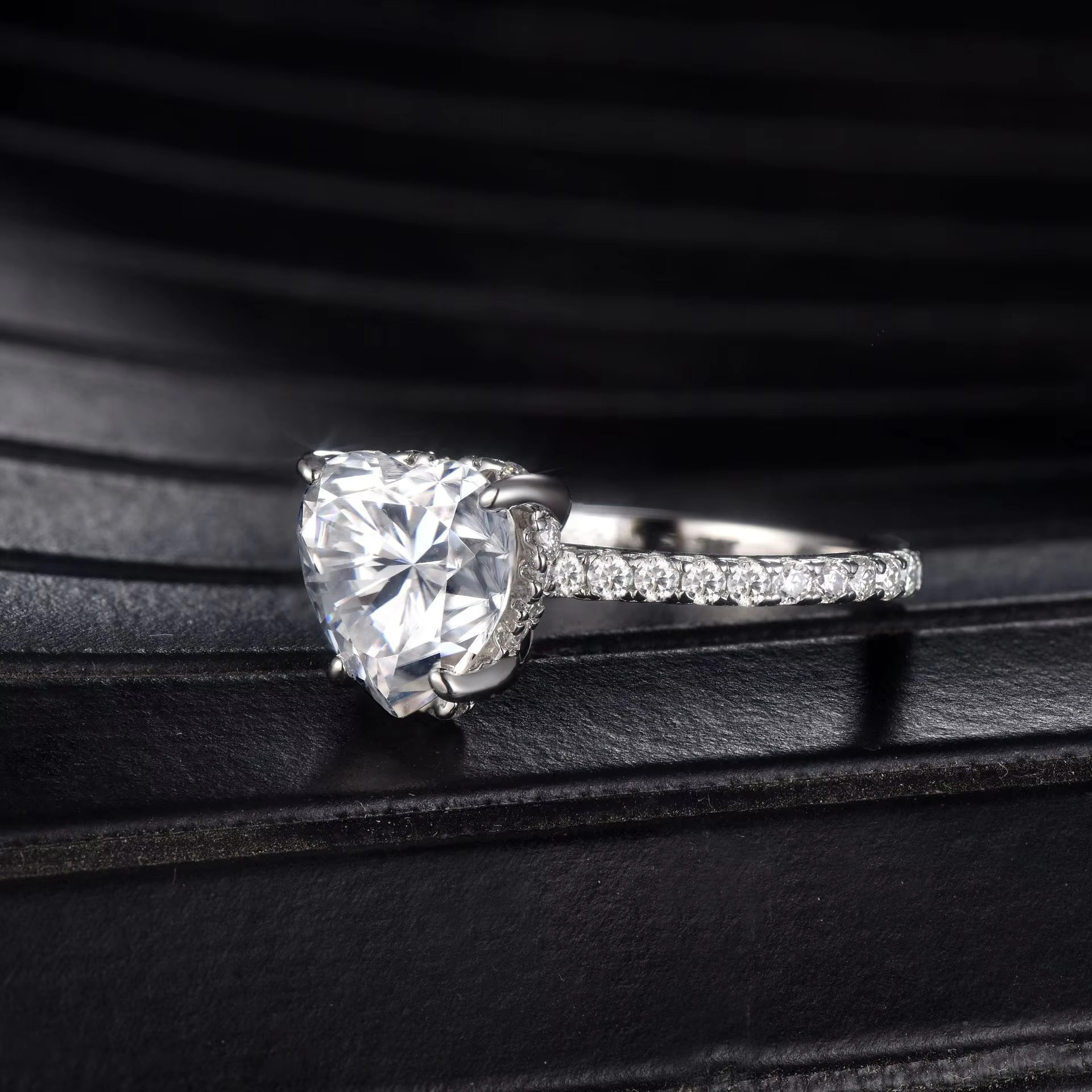 Ruizuan Fashion Jewelry Heart Shaped 3.5 Carats 925 Sterling Silver Moissanite Ring