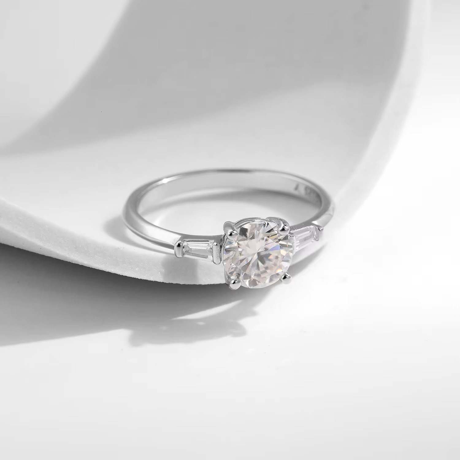 Classic Sterg Sier Wedding Engagement Band Jewelry for Women 1.0CT D Color Lab Dia Round Moissanite Ring