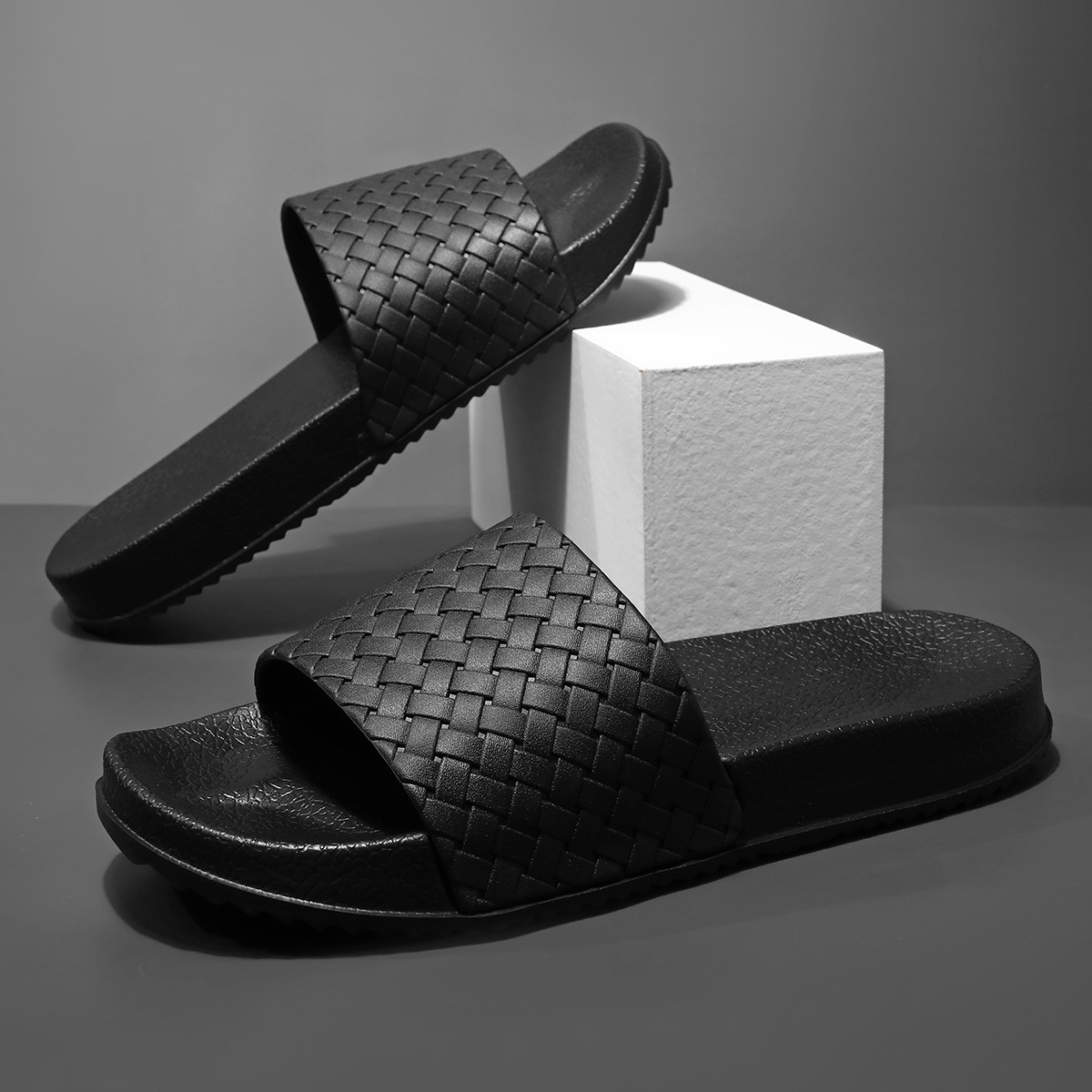2025 New Summer Slippers Fashion Sports Woven Slippers Integrated Anti Slip Simple Thick Bottom Design Men's Cool Slippers 38-49 Large
