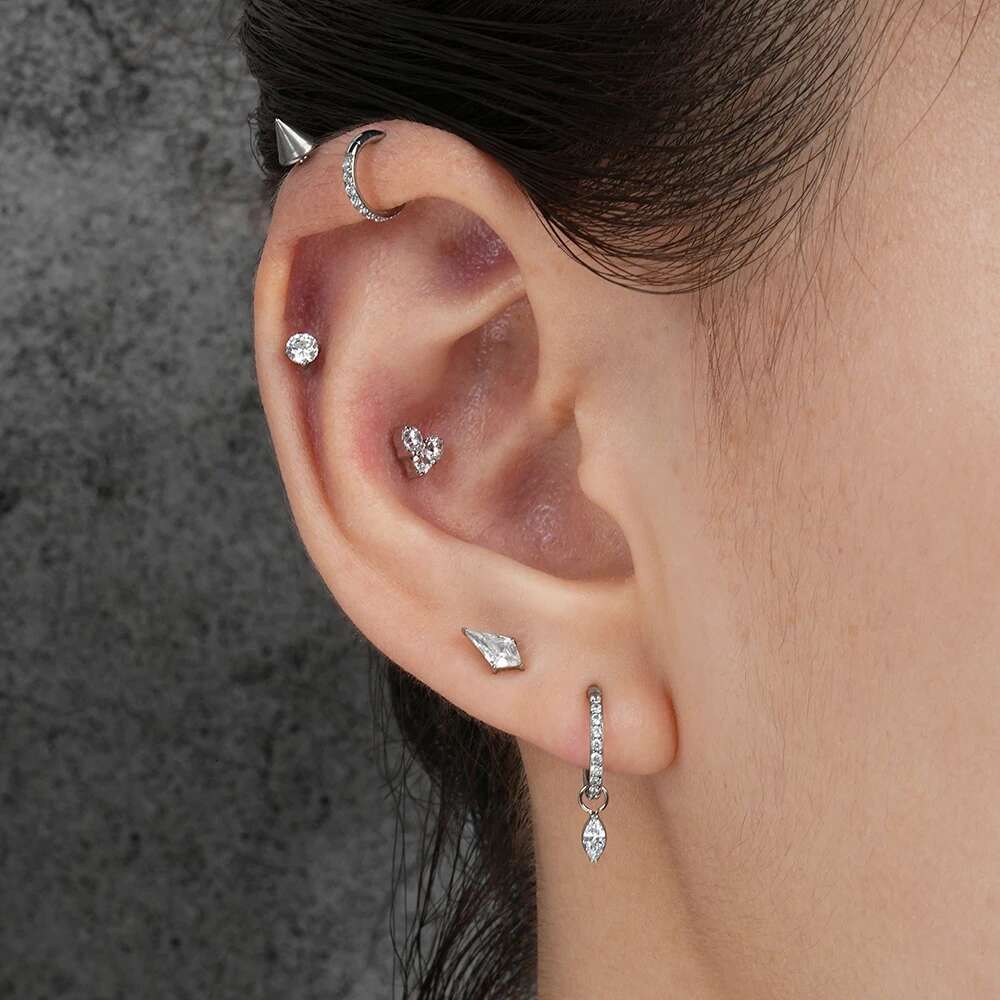 Right Grand ASTM F136 Titanium 16G CZ Heart Cartilage Conch Tragus Helix Stud Earring with Flat Back Medusa Monroe Piercing