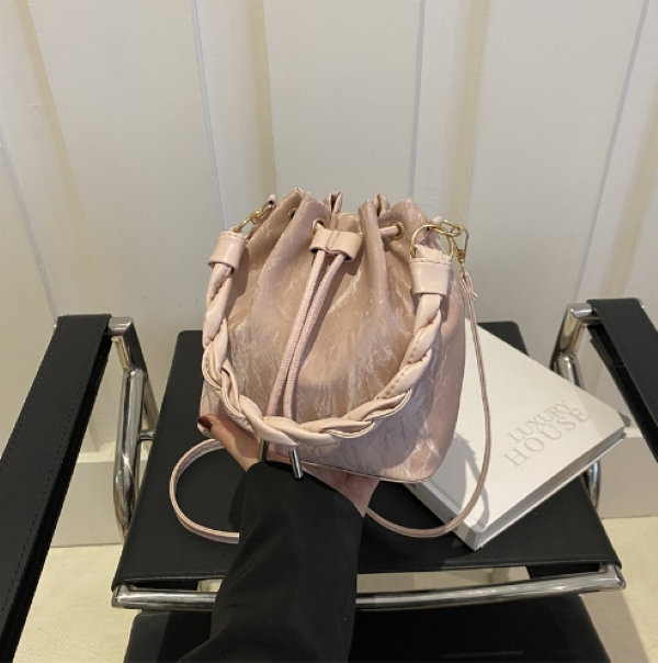 Elegant Female Tote - Spacious and Stylish Carryall with Superior Craftsmanship DD0003