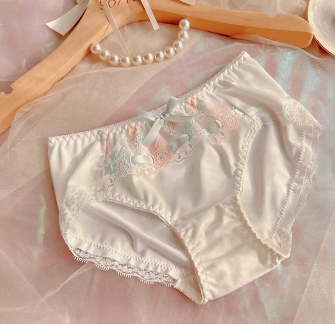 Sweet girl without steel ring bra set embroidered thin cup comfortable silk band cute fresh underwear pantiesXJ250301