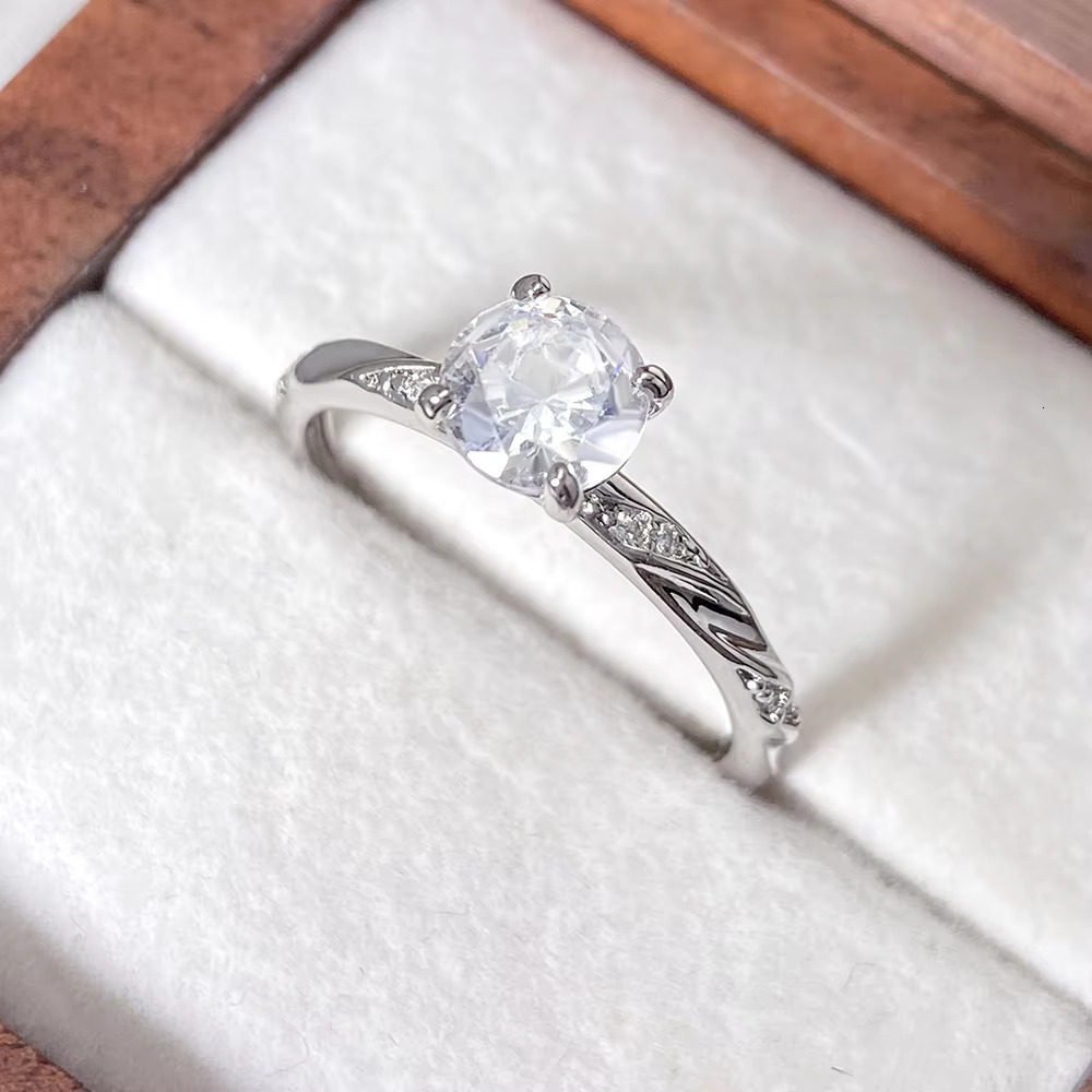 Waterproof Non Tarnish Classic Moissanite Ring S Inlaid High Quality Gold Plated Fine Jewelry for Women