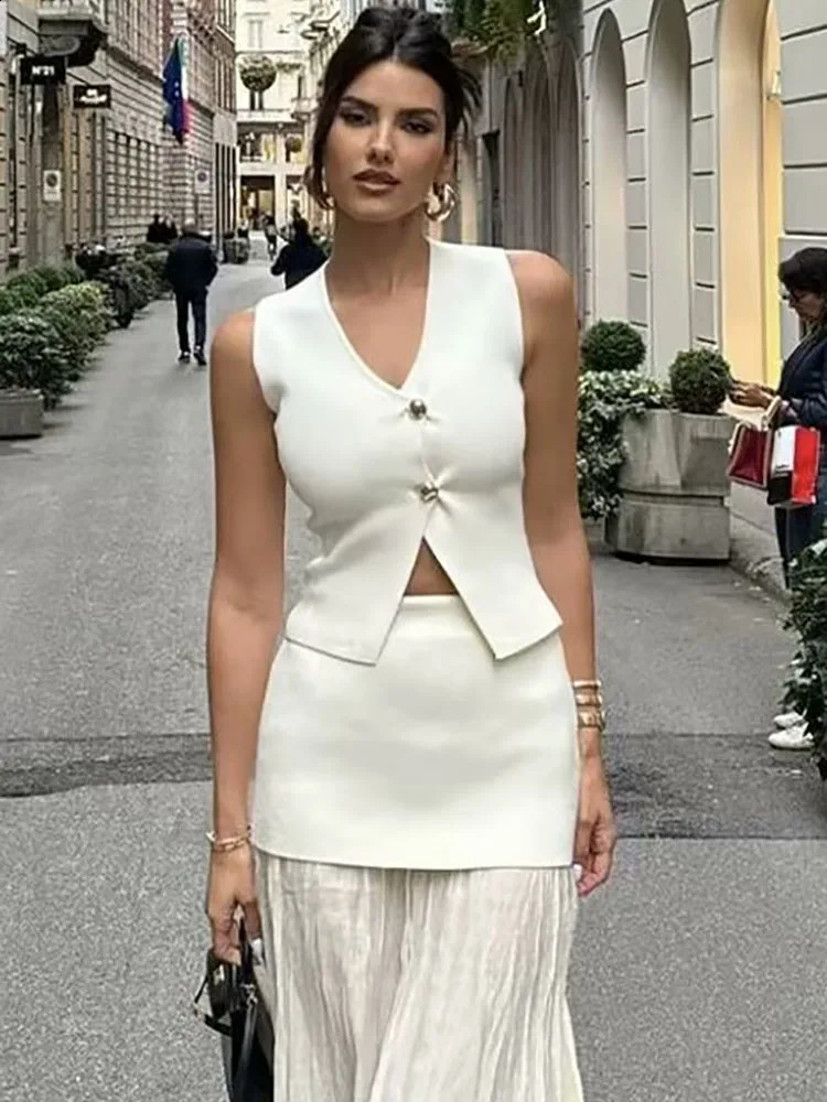 Solid Knitted Short Woman Tank Top High Street V-neck Sleeveless Front Button Versatile Female chic vest 2024 Fashion Tops 250226