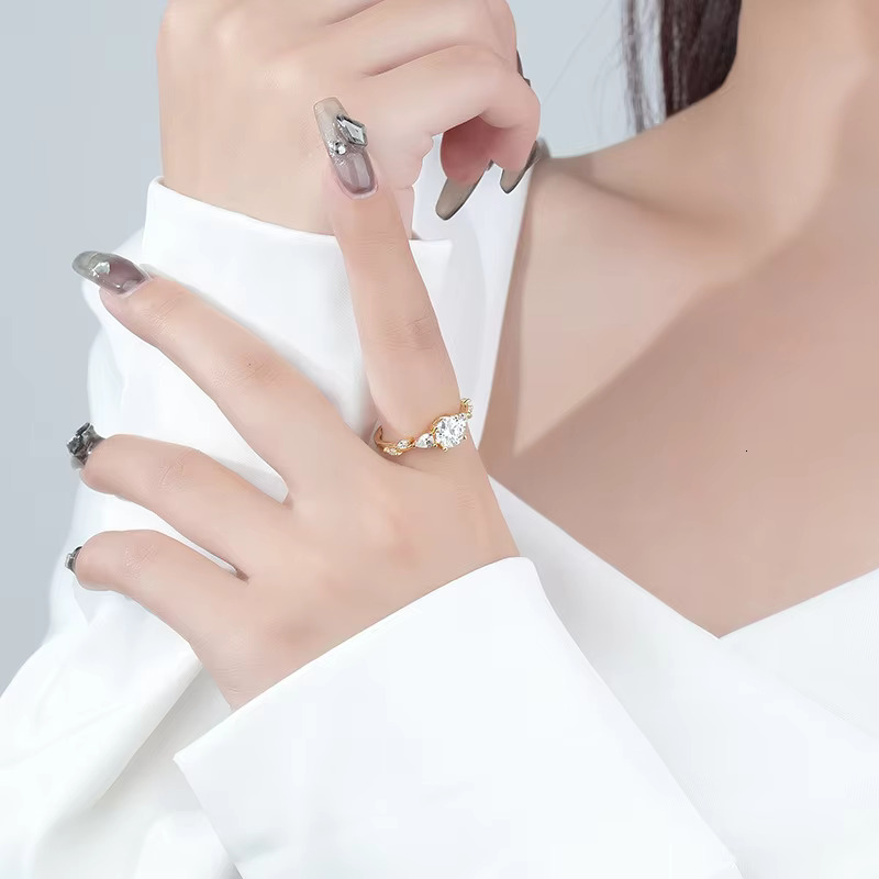 Plated Classic Round Four-claw Ring for Female Sterg Sier High-grade 1carat Moissanite Dia Brand Jewelry