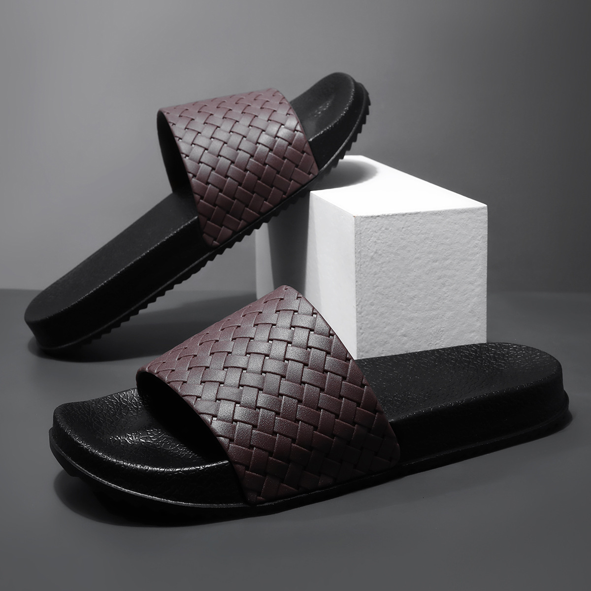2025 New Summer Slippers Fashion Sports Woven Slippers Integrated Anti Slip Simple Thick Bottom Design Men's Cool Slippers 38-49 Large