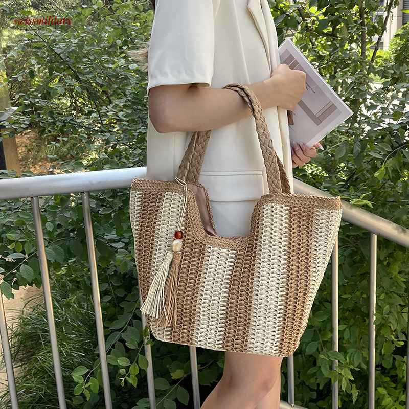 Large capacity grass woven for women's spring and summer 2025 new item, niche design, contrasting color, single shoulder beach vacation bucket ba
