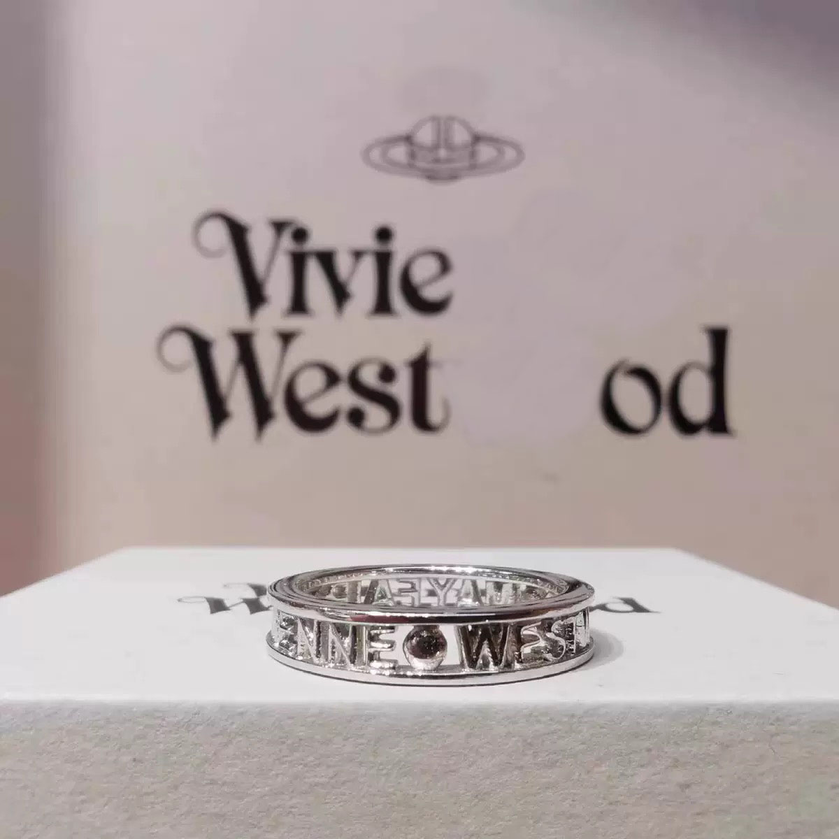 Classic Designer Ring Holloway English Letter Ring Female Haute Sense Niche Simple Personality Letter Saturn Ring Wedding Party Jewelry Gift Accessories Size 6 7 8