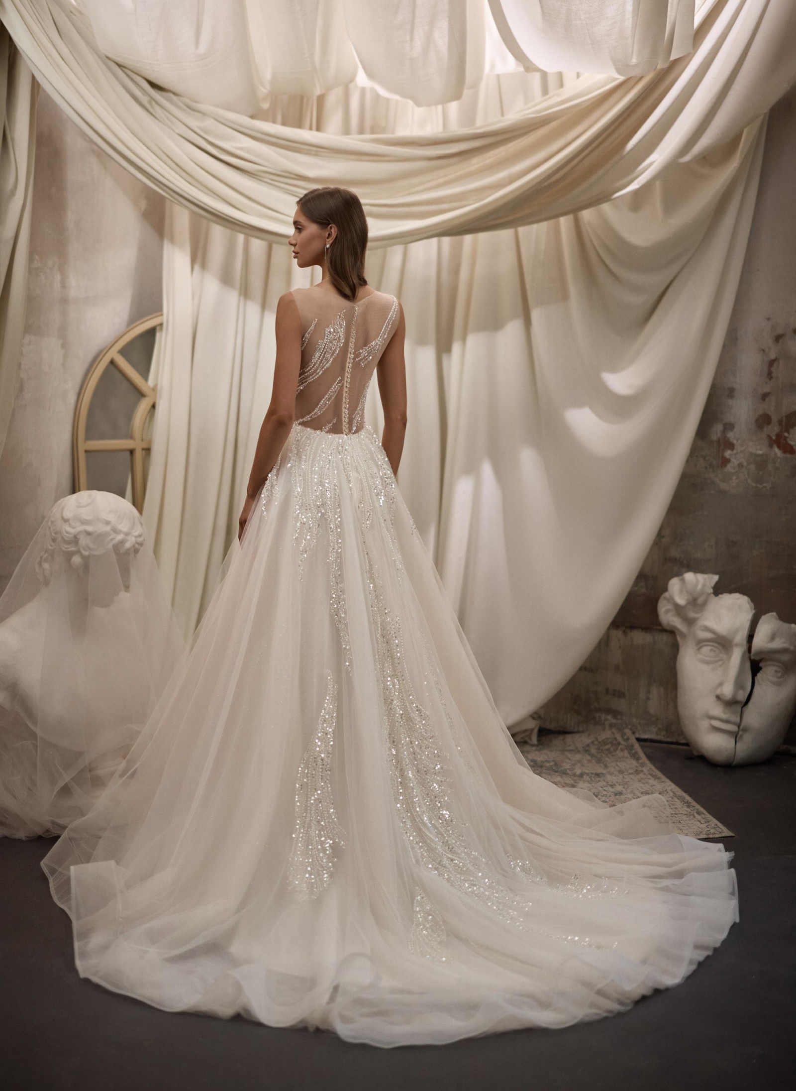 Crystal Classic A Line Wedding Dresses Sleeveless Lace Appliques Lace With Bling Sequins Bridal Gowns Lace Up Special Occasion Sweep Train Vestido de 