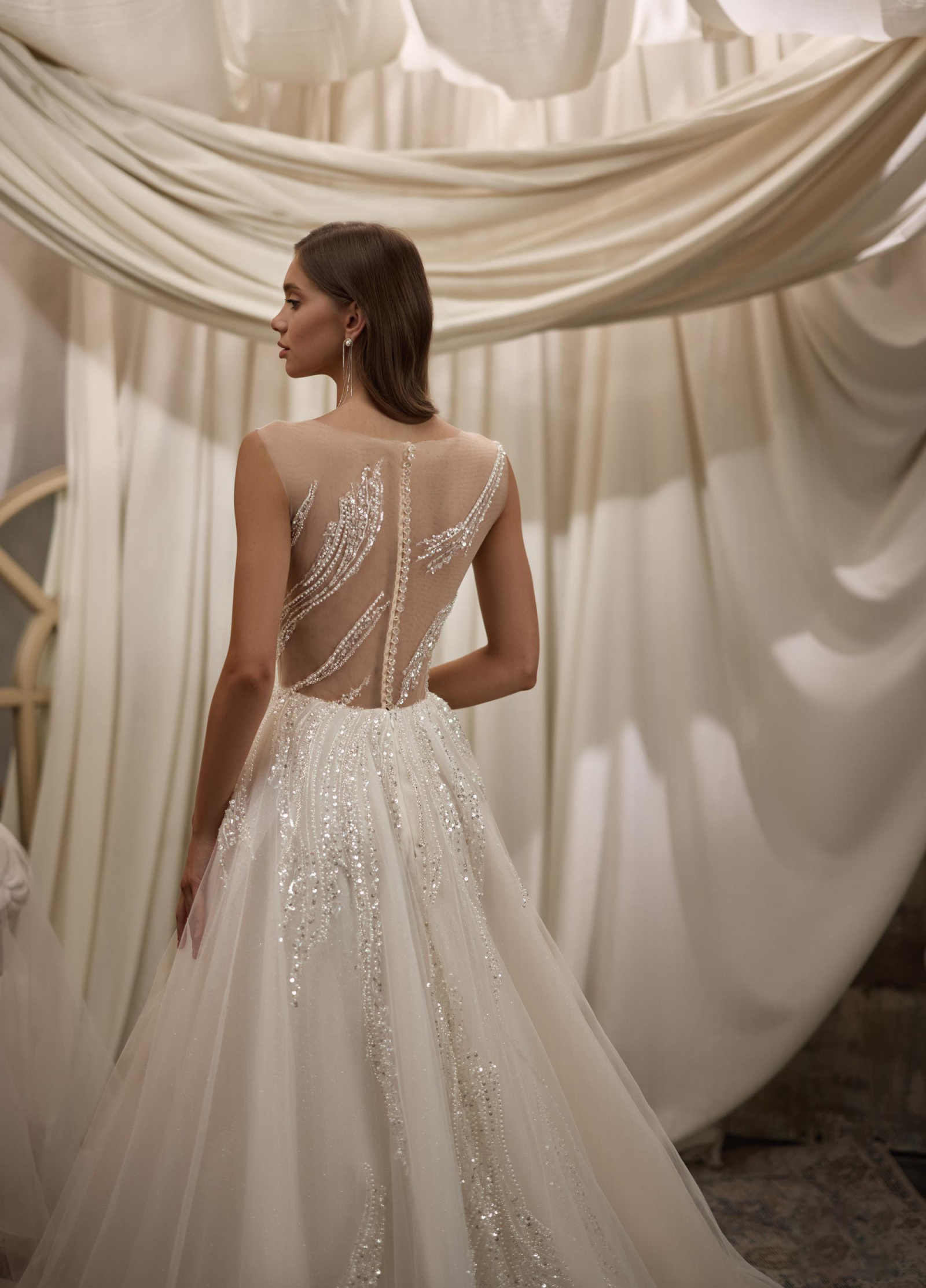 Crystal Classic A Line Wedding Dresses Sleeveless Lace Appliques Lace With Bling Sequins Bridal Gowns Lace Up Special Occasion Sweep Train Vestido de 