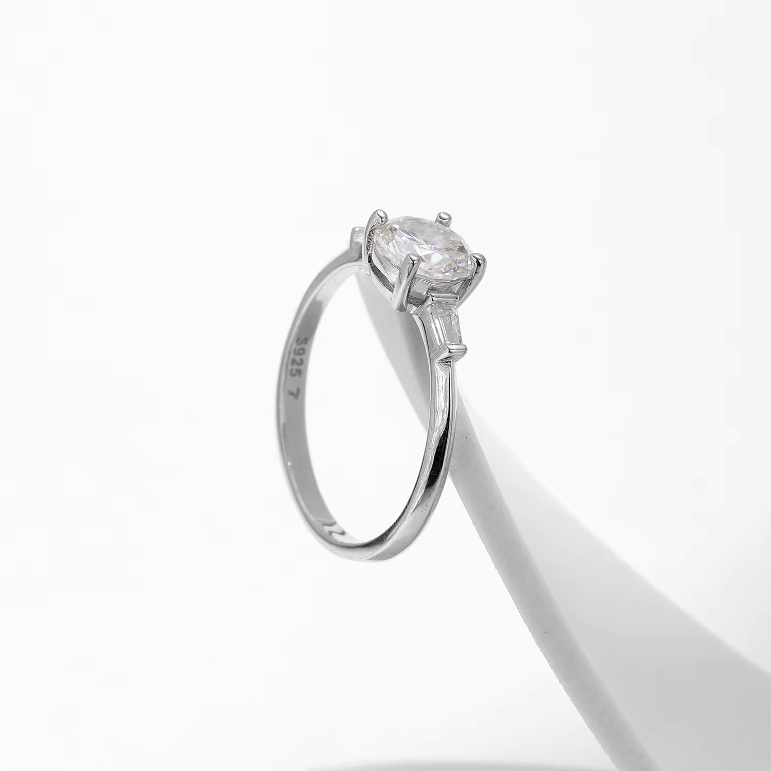 Classic Sterg Sier Wedding Engagement Band Jewelry for Women 1.0CT D Color Lab Dia Round Moissanite Ring