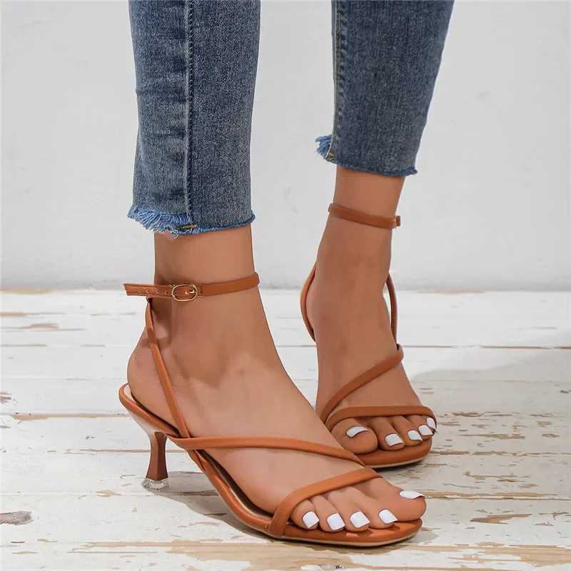 Modern Wens Sandals with Buckle Strap and Narrow Band Cbination High H Summer Wen Casual hot Ladies Shoes Z250301