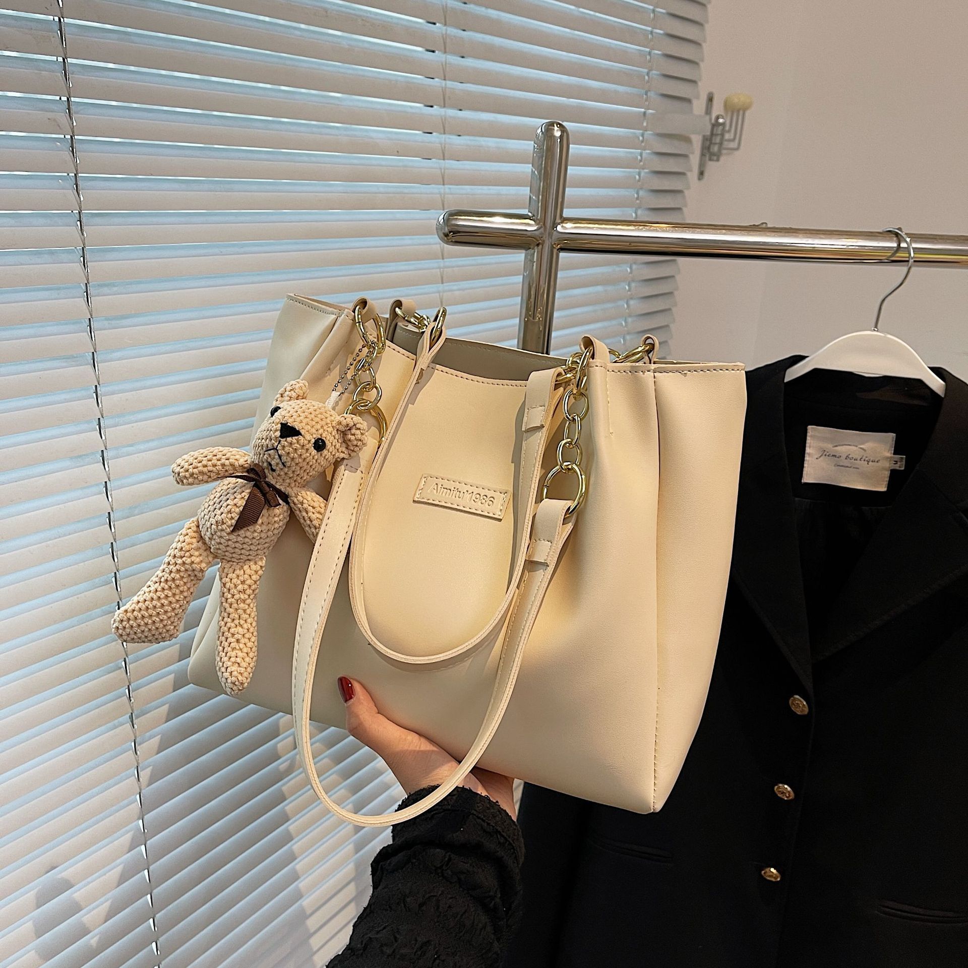 Amy Rabbit Women's 2025 Early Spring New Fashion Large Capacity Contrast Color Simple Multi Functional Cute Designer Handbag