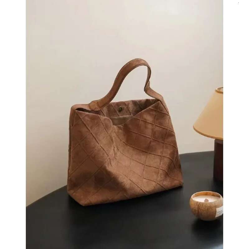 High-End Rhombus Tote Large-Capacity Armpit Suede Shoulder Bag, Portable Bucket Bag For Women 2023 New Winter