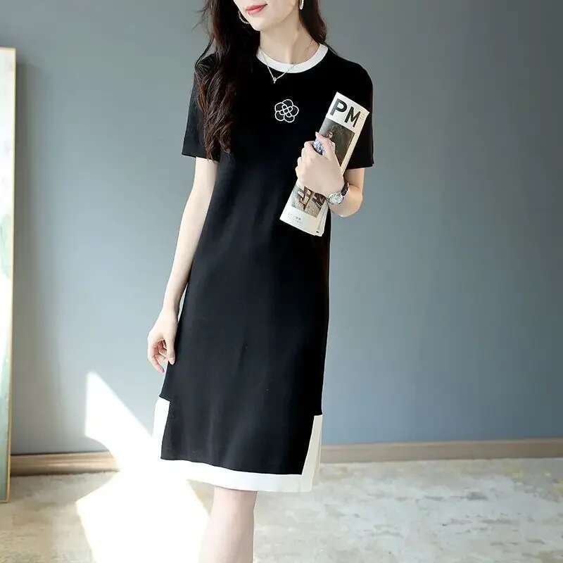 2025 New Spring/Summer Women's Ice Silk Knitted Short Sleeve Split Dress Designer Artistic Style O-neck Knee length Hip hugging Dress1
