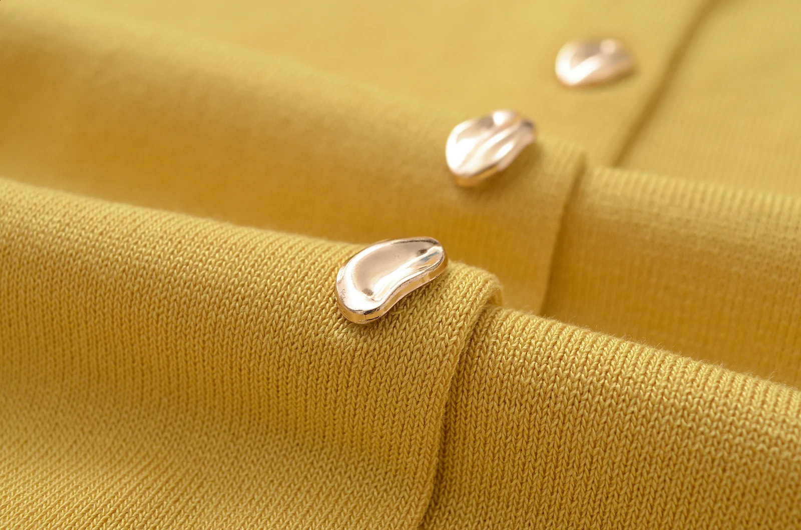 2025 Spring Womens Round Neck Sleeveless Multifunctional Casual Golden Single Breasted Knitted Vest 250224