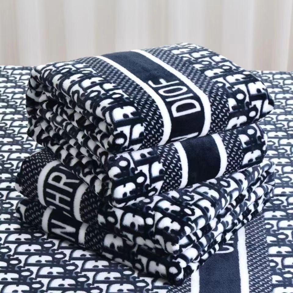 Designer blanket with floral print, classic letter design color office nap blanket, travel towel, sofa decoration blanke This product is thin and suitable for summer