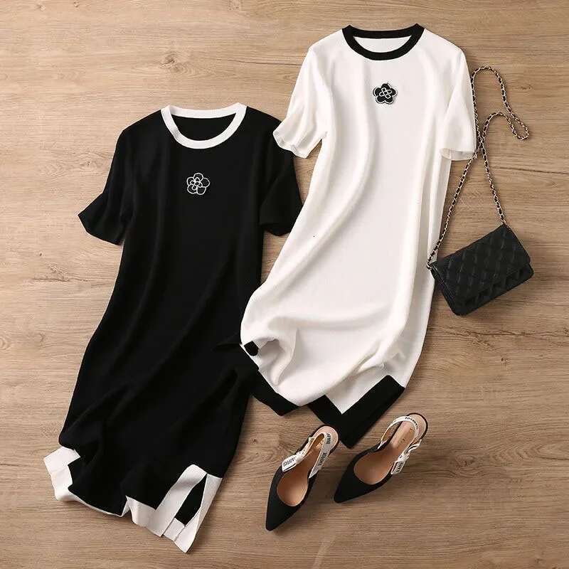 2025 New Spring/Summer Women's Ice Silk Knitted Short Sleeve Split Dress Designer Artistic Style O-neck Knee length Hip hugging Dress1