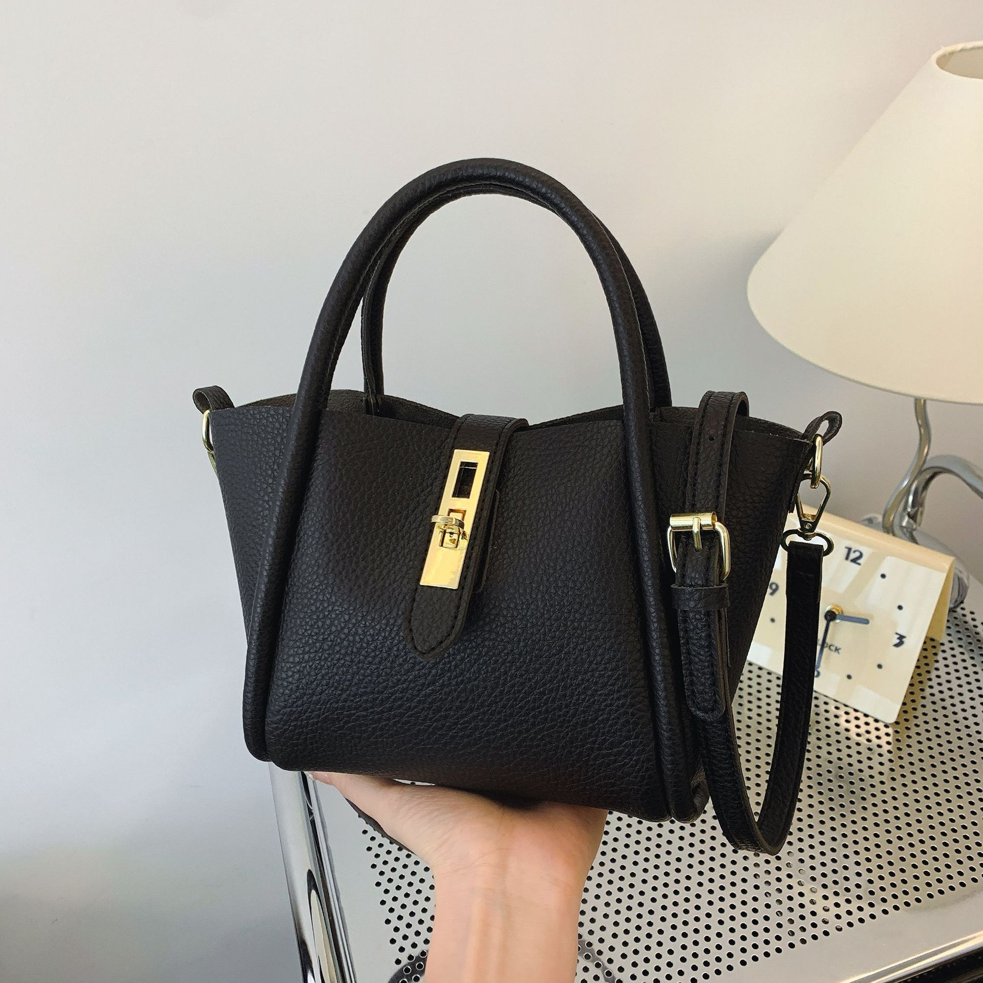 2025 Autumn And Winter Niche Design Women's High-end One Shoulder Handbag Vegetable Basket Designer Slanted Bucket Bag