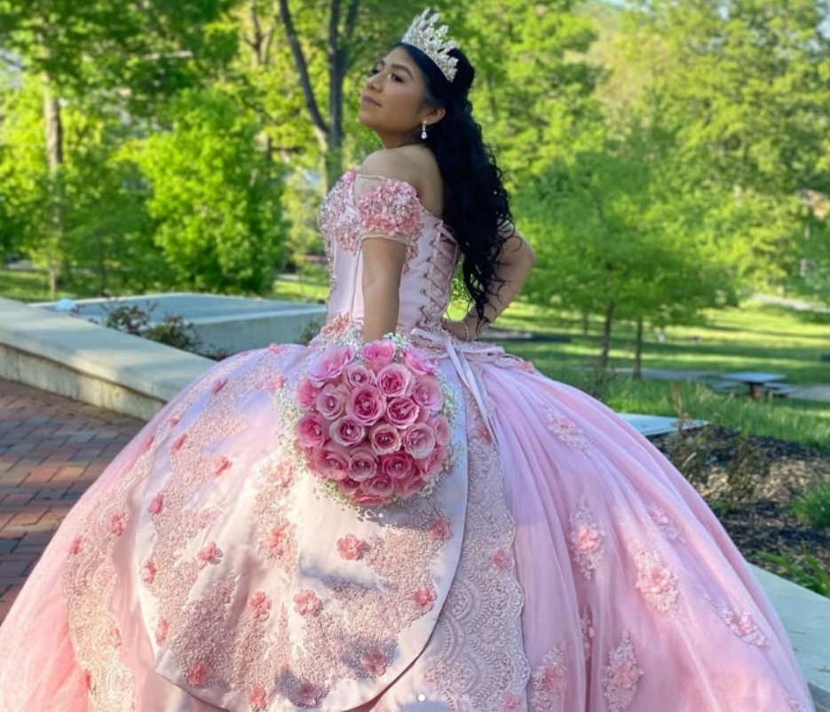 Princess Pink Quinceanera Dresses Lace Appliques Flowers Off Shoulder Corset Ball Gown Sweet 16 Dress Short Sleeves Tulle Satin Luxurious Special Occa