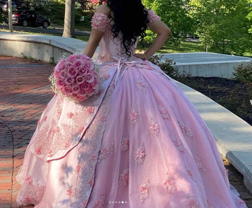 Princess Pink Quinceanera Dresses Lace Appliques Flowers Off Shoulder Corset Ball Gown Sweet 16 Dress Short Sleeves Tulle Satin Luxurious Special Occa