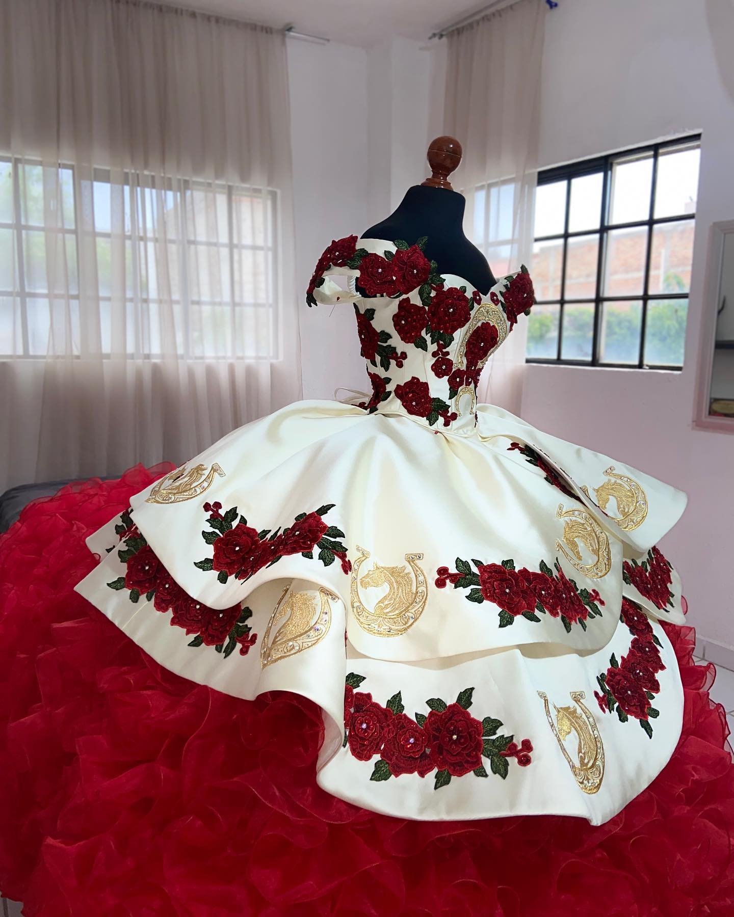 Classic White And Red Embroidery Quinceanera Dresses Tiered Ruffles Skirt Off Shoulder Floral Sweet 16 Dress Mexican Charro Vestido De 15 Anos Bow Bac