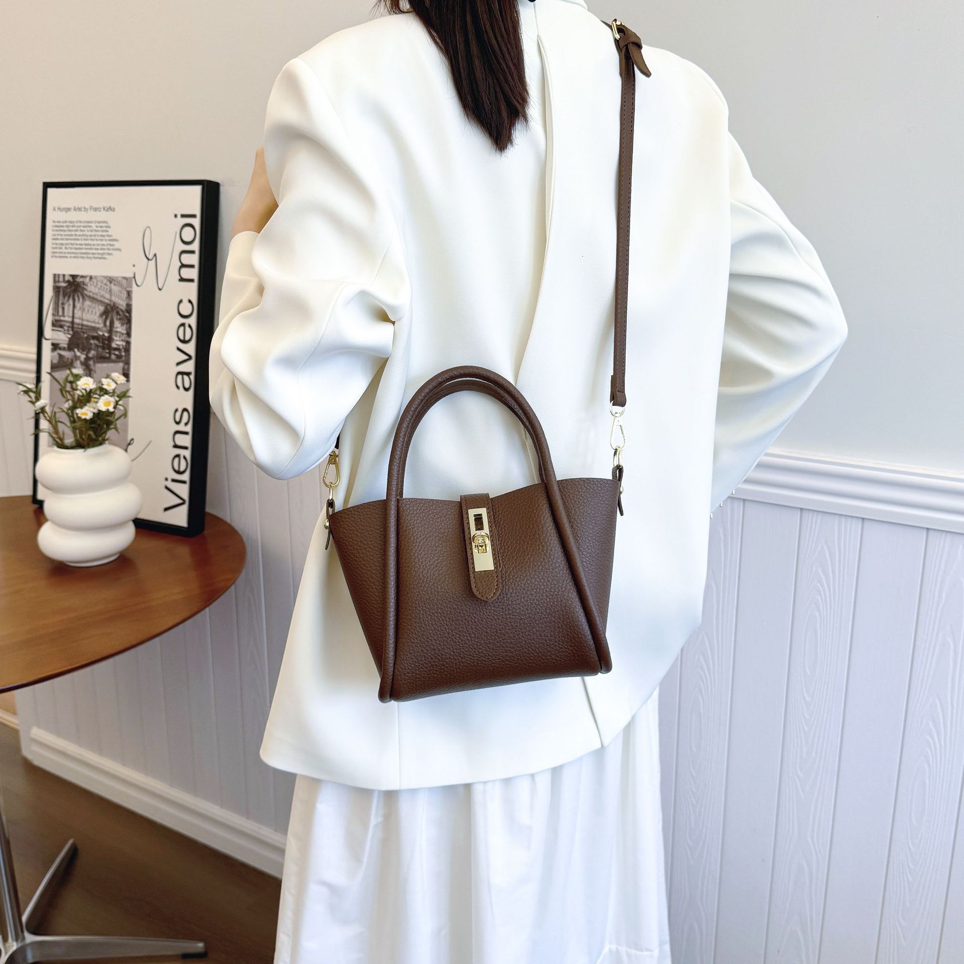 2025 Autumn And Winter Niche Design Women's High-end One Shoulder Handbag Vegetable Basket Designer Slanted Bucket Bag
