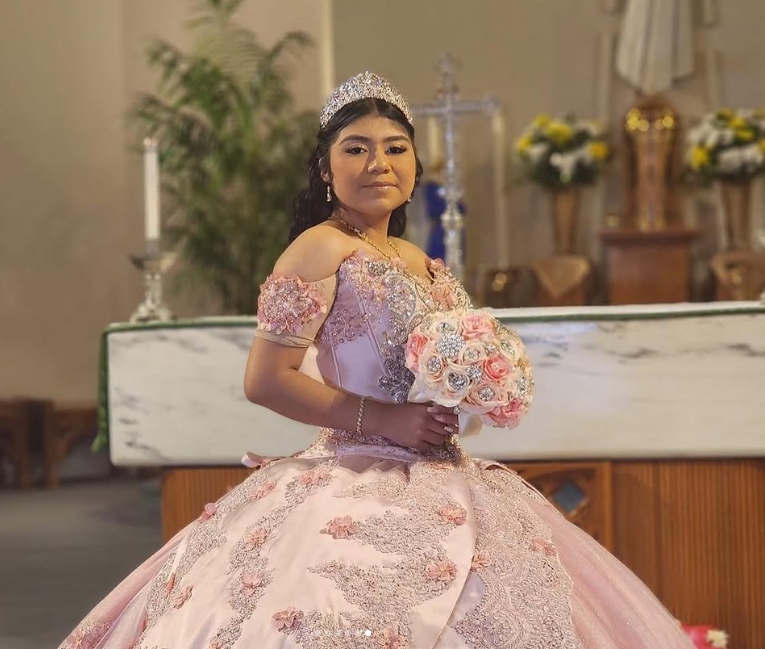 Princess Pink Quinceanera Dresses Lace Appliques Flowers Off Shoulder Corset Ball Gown Sweet 16 Dress Short Sleeves Tulle Satin Luxurious Special Occa
