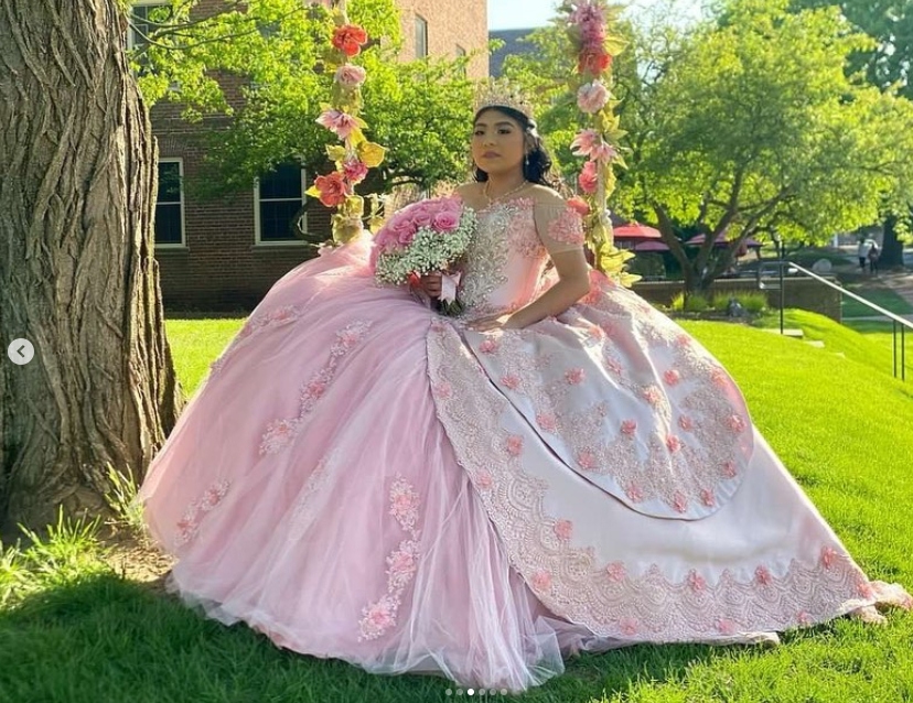 Princess Pink Quinceanera Dresses Lace Appliques Flowers Off Shoulder Corset Ball Gown Sweet 16 Dress Short Sleeves Tulle Satin Luxurious Special Occa