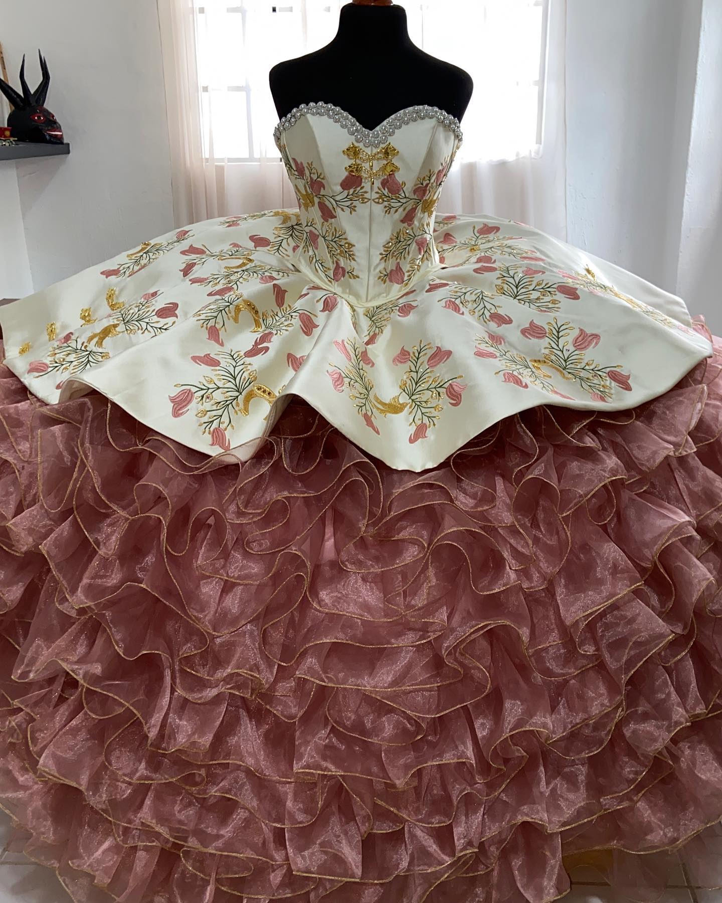 Puffy Ruffled Organza Quinceanera Dresses With Pearls Beaded Sweetheart Ivory And Dusty Pink Embroidery Princess Sweet 16 Dress Prom Boutique Occasion