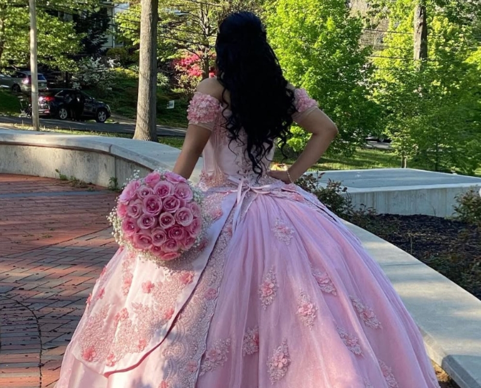 Princess Pink Quinceanera Dresses Lace Appliques Flowers Off Shoulder Corset Ball Gown Sweet 16 Dress Short Sleeves Tulle Satin Luxurious Special Occa
