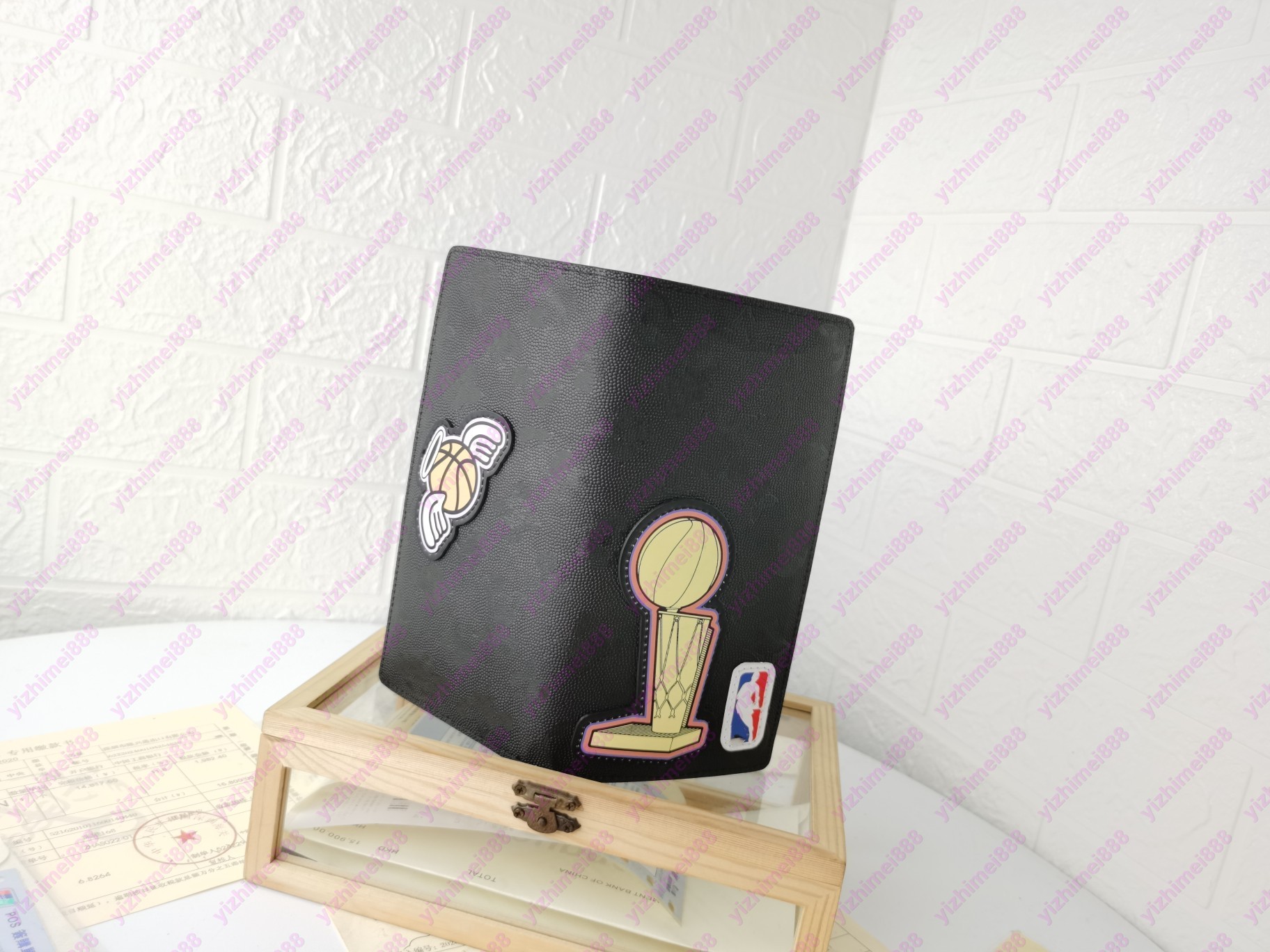 Designer exclusive for high-quality basketball fans, iconic textured wash bag, stylish long zipper wallet, passport book coin folding wallet.