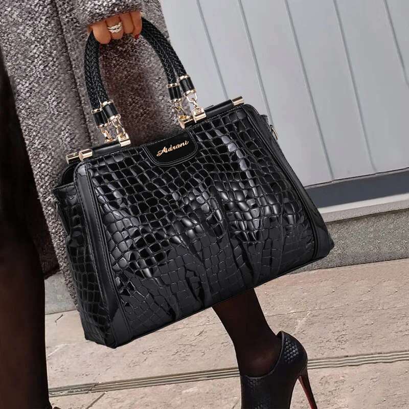 Crocodile pattern 2023 new fashionable and high-end leather handbag for women with large capacity