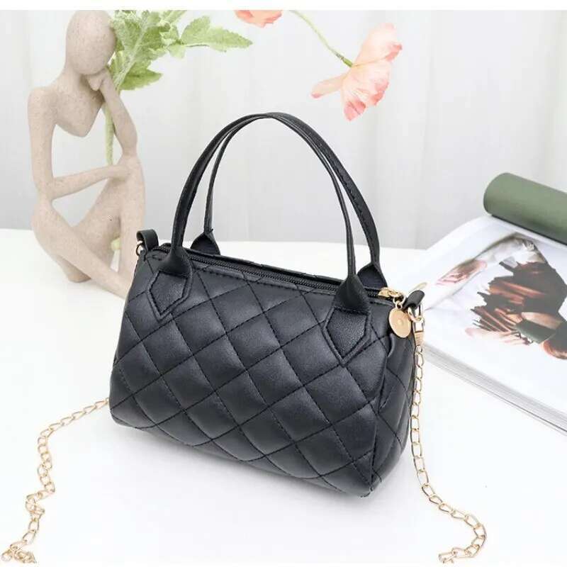 Women's Crossbody Bag Fashionable Quilted Shoulder Bag Chain Strap Designer Handbag