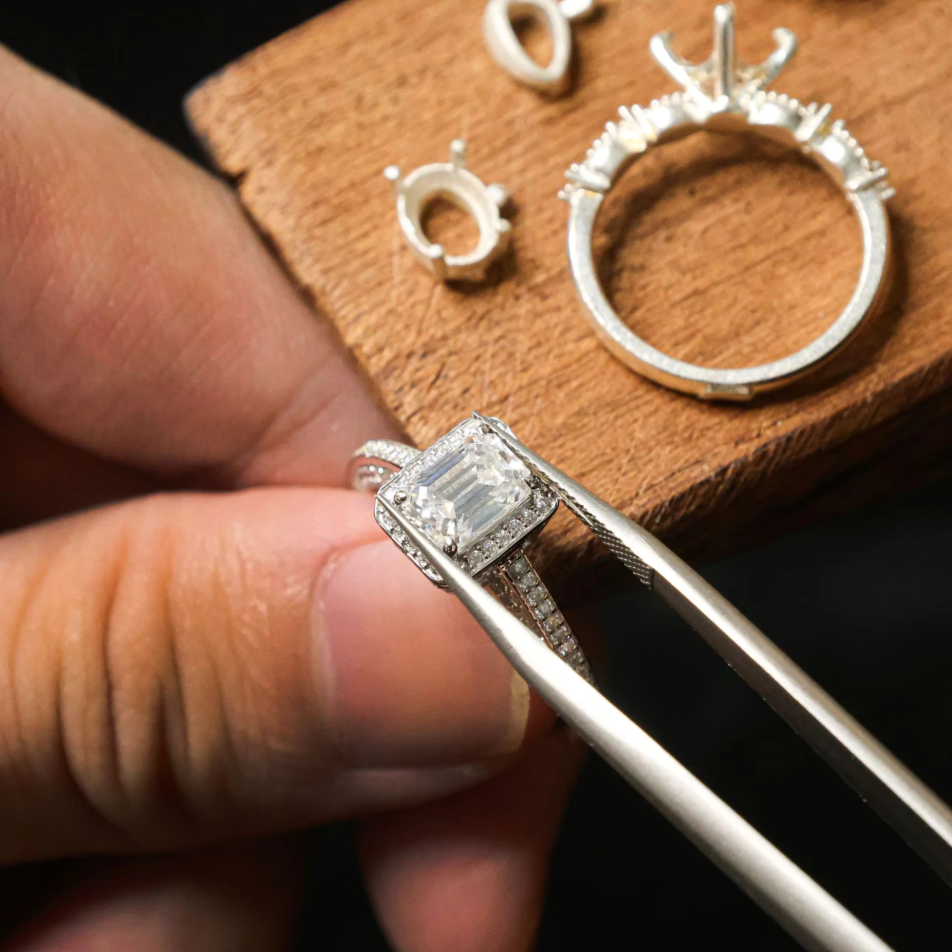 Wholesale Price S925 Sterling Silver Gold Plated Emerald Cut 1ct Moissanite Engagement Wedding Diamond halo Ring for Women