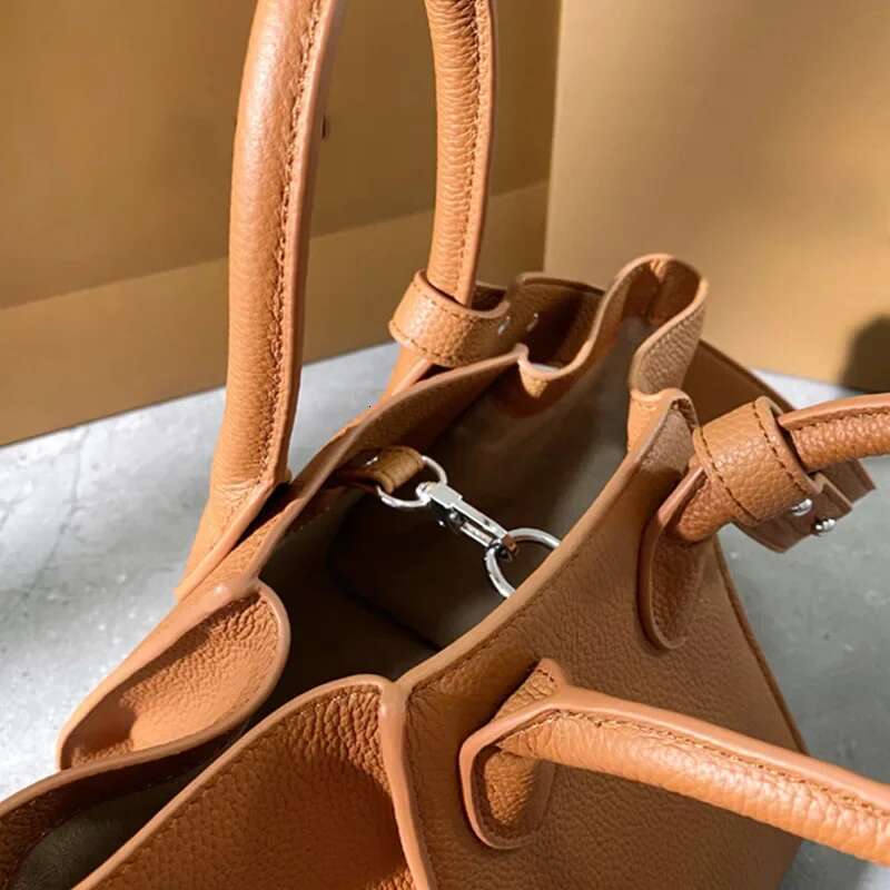 Women's Genuine Leather Bucket Bag Spring Summer 2023 Versatile Niche High-End Feel Delicate Handheld Crossbody Vegetable Basket