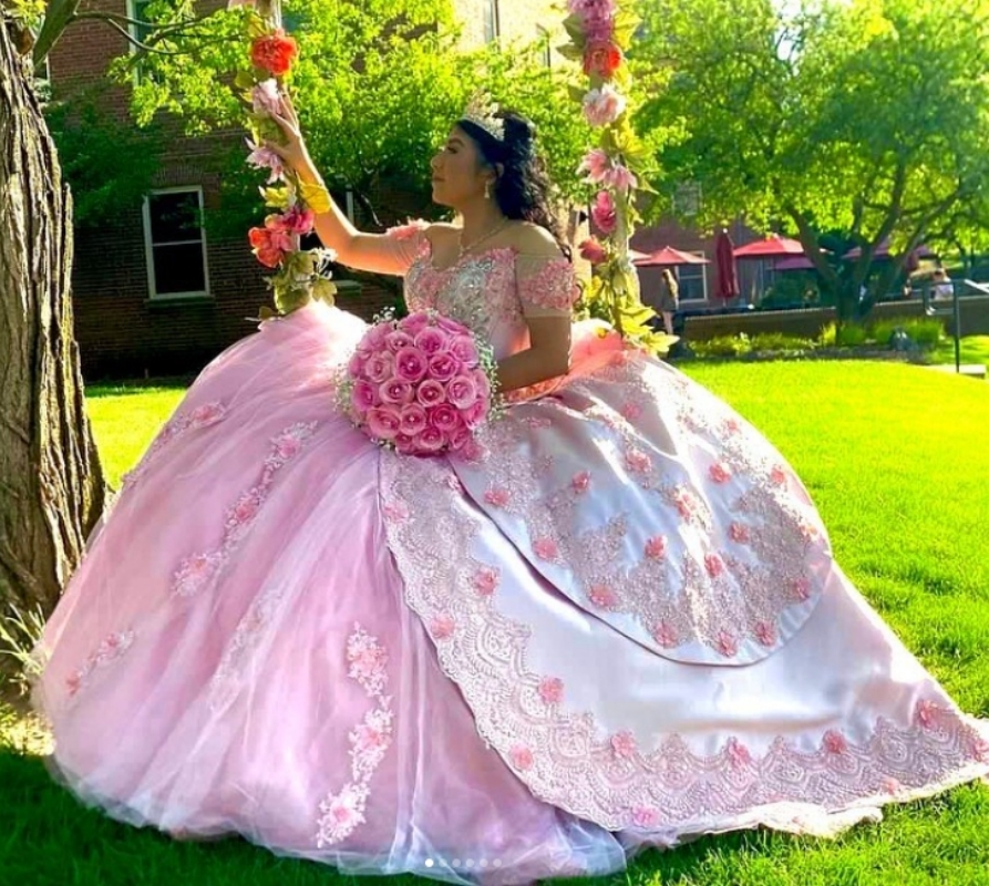 Princess Pink Quinceanera Dresses Lace Appliques Flowers Off Shoulder Corset Ball Gown Sweet 16 Dress Short Sleeves Tulle Satin Luxurious Special Occa