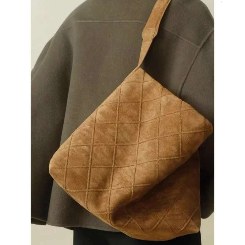 High-End Rhombus Tote Large-Capacity Armpit Suede Shoulder Bag, Portable Bucket Bag For Women 2023 New Winter