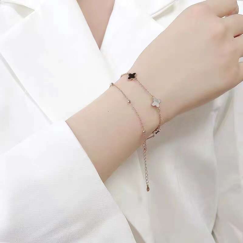 designer Clover double-layer girls, five wer bracelet for girlfriends, light jewelry, Instagram niche design, 2024