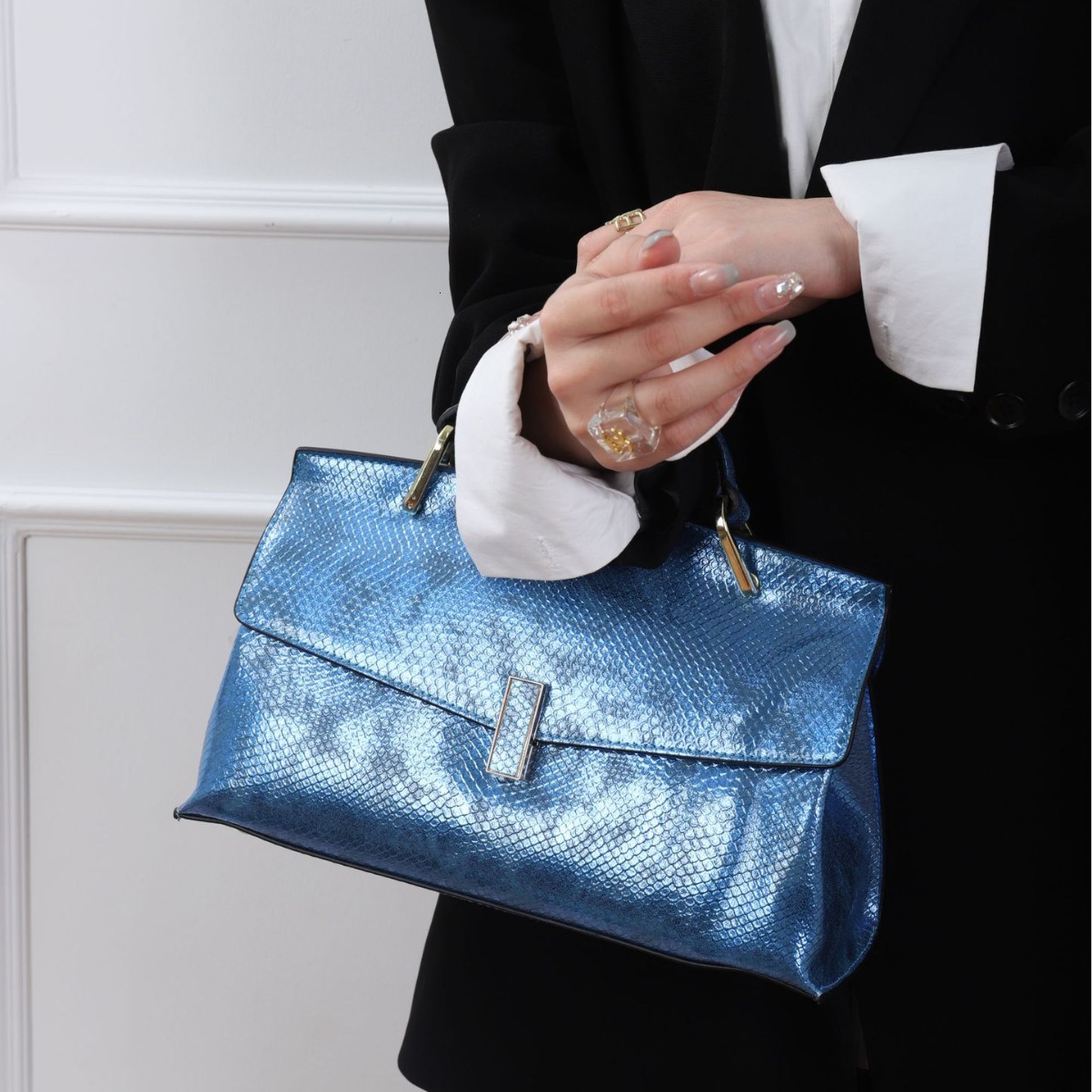 Designer 2025 Mom Crossbody Versatile, High End, Shiny Surface, Temperament, Snake Pattern Splicing Design, Handheld Shoulder Bag