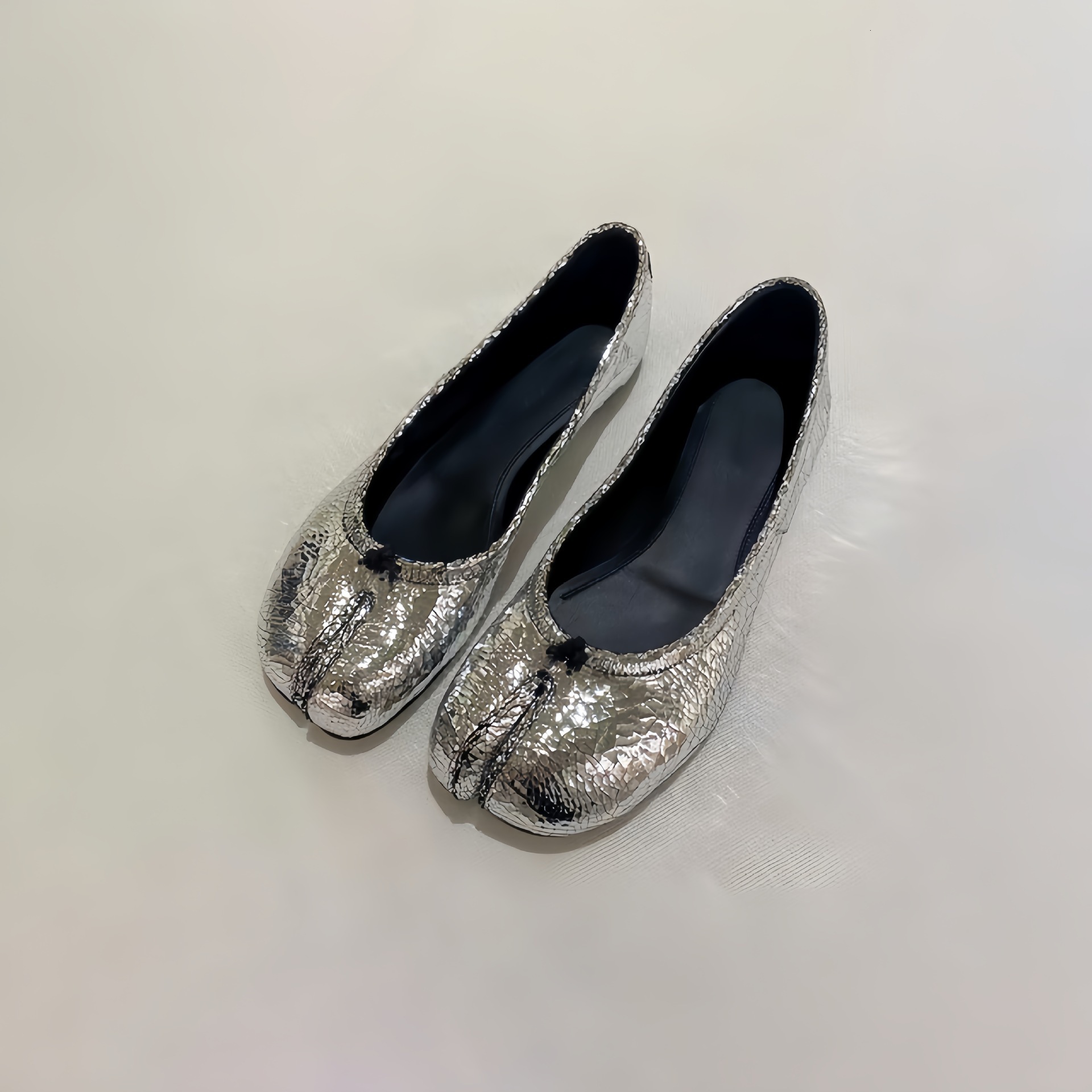 Full leather~genuine soft leather silver pig feet split toe shallow mouth single shoe flat bottom French Mary Jane women's shoes