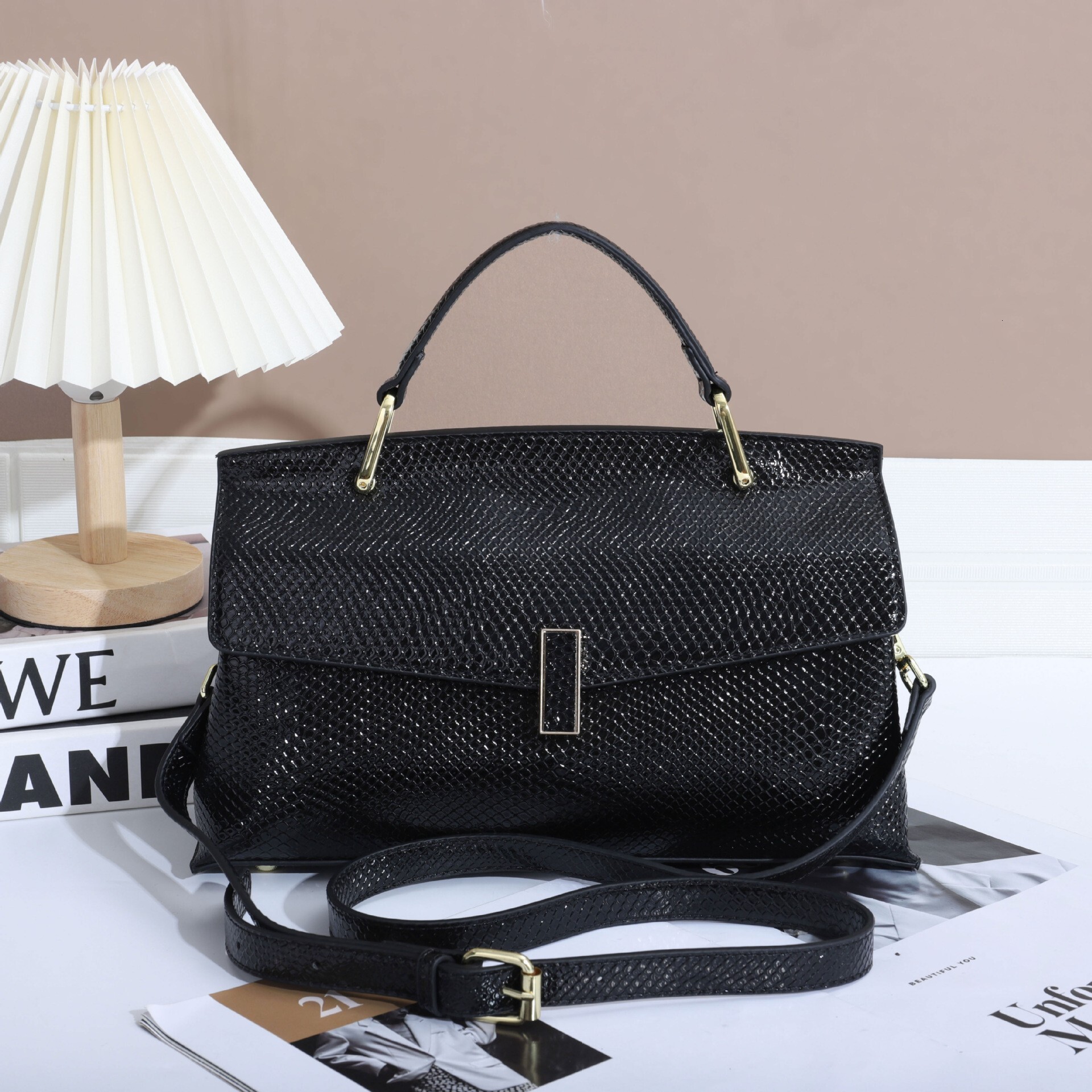 Designer 2025 Mom Crossbody Versatile, High End, Shiny Surface, Temperament, Snake Pattern Splicing Design, Handheld Shoulder Bag