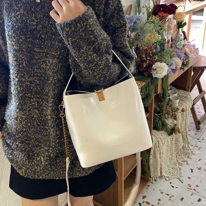 Luxury Designer Chain Oil PU Leather Womens Handbag Retro Crossbody Bag Bucket Tote Y250303